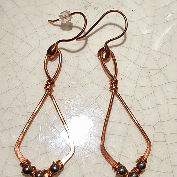 Copper Knot with 3 hematite stationary beads dangle earrings. - Picture 2 of 7